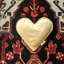 Ladda upp bild till gallerivisning, Värmekudde i sammet - hjärta