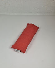 Ladda upp bild till gallerivisning, Ögonkudde linne - Korallröd