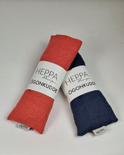 Ladda upp bild till gallerivisning, Ögonkudde linne - Korallröd