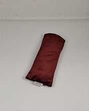 Ladda upp bild till gallerivisning, Ögonkudde sammet - Vinröd
