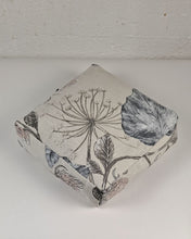 Ladda upp bild till gallerivisning, Yinyogakudde - Vit blomster