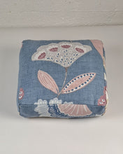 Ladda upp bild till gallerivisning, Yinyogakudde fyrkantig - Jeansblå blomster