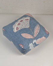 Ladda upp bild till gallerivisning, Yinyogakudde fyrkantig - Jeansblå blomster
