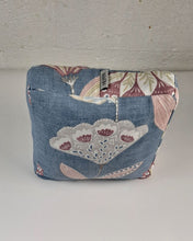 Ladda upp bild till gallerivisning, Yinyogakudde fyrkantig - Jeansblå blomster