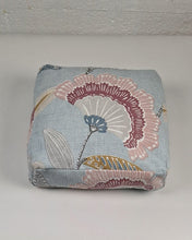 Ladda upp bild till gallerivisning, Yinyogakudde fyrkantig - Ljusblå blomster