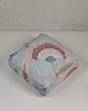 Ladda upp bild till gallerivisning, Yinyogakudde fyrkantig - Ljusblå blomster