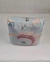 Ladda upp bild till gallerivisning, Yinyogakudde fyrkantig - Ljusblå blomster