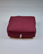 Ladda upp bild till gallerivisning, Yinyogakudde linne - Vinröd