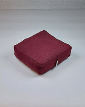 Ladda upp bild till gallerivisning, Yinyogakudde linne - Vinröd