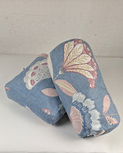 Ladda upp bild till gallerivisning, Bolster mini - Jeansblå blomster