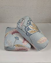 Ladda upp bild till gallerivisning, Bolster mini - Ljusblå blomster