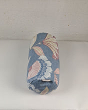 Ladda upp bild till gallerivisning, Bolster mini - Jeansblå blomster
