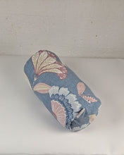 Ladda upp bild till gallerivisning, Bolster mini - Jeansblå blomster