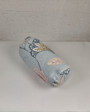 Ladda upp bild till gallerivisning, Bolster mini - Ljusblå blomster